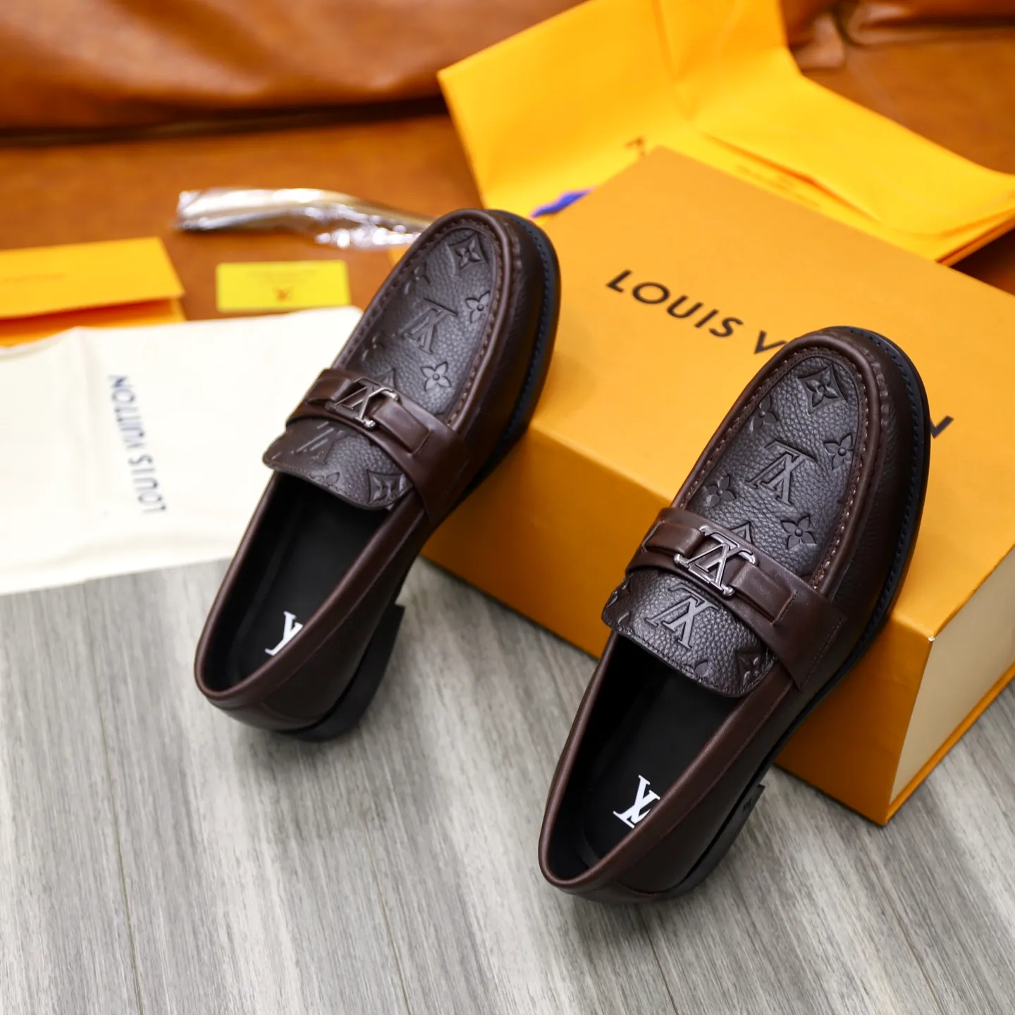 Men's Men's Shoes💰💰920LV Louis Vuitton Slip-on Loafers, top quality products from Guangzhou, ready for sale! This LV Glove loafer is made of selected soft cowhide, with a slightly wrinkled leather surface and a very high-end texture. Each pair is unique. The leather surface is light and soft, with a fine texture and good luster. It is a classic loafer style, with exquisite handmade mark stitching on the toe, and a square toe configuration to highlight the classic style. The horizontal band has hot-printed LV three-dimensional letters, semi-solid handcrafts and a genuine leather outsole, and a rubber patch on the heel to create wear-resistant performance and comfort. One of the must-have loafers for men! Comes with full original packaging! Code number: 38-39-40-41-42-43-44 (38, 45, 46 customized) standard leather shoe code